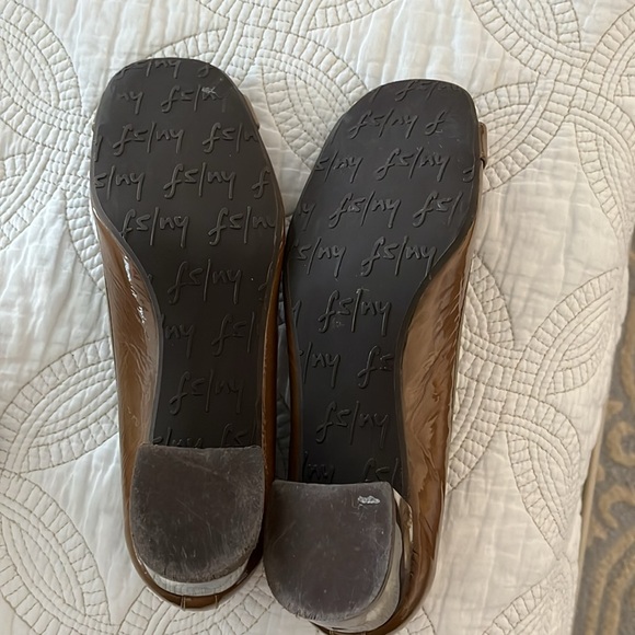 French Sole (fs/ny) 7.5 olive green 1” block heel w “tort shell” buckle & heel - Picture 3 of 5